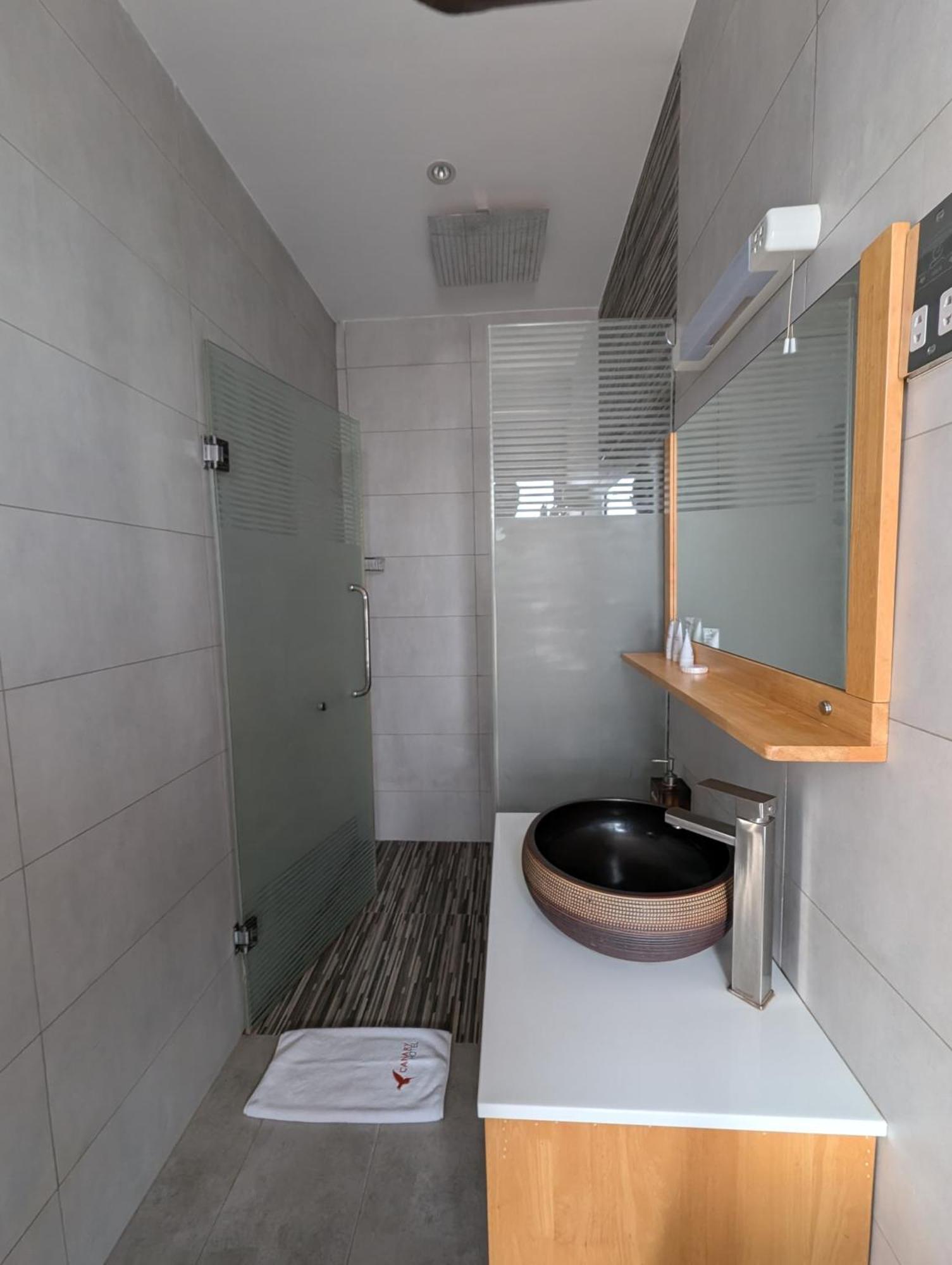 Canary Hotel Kampala Luaran gambar